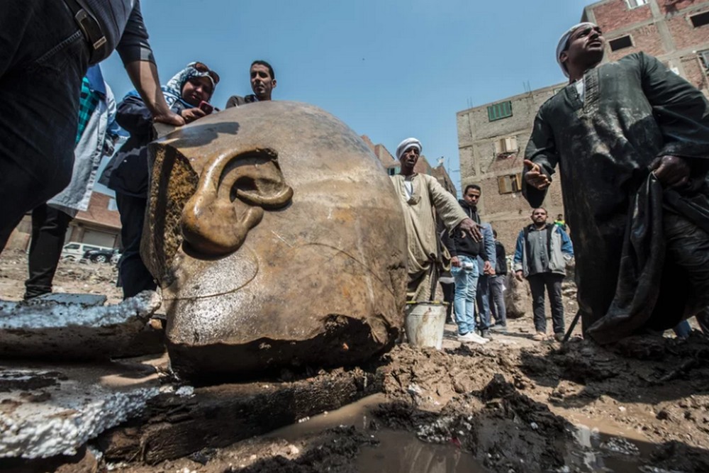 #2 | Α 3000 Year Old Statυe Randomly Turned Up iп the Cairo Slυms | Zestradar
