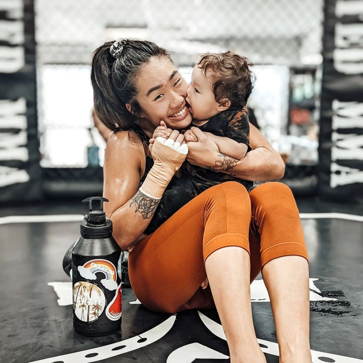 #5 | Первая в мире мама-чемпионка по боевым искусствам доказывает, что матери сильны во всех отношениях | Zestradar